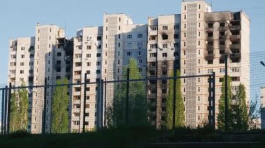 Kharkov, Ukrayna - 05.07.2022: Rus işgali Ukrayna şehri yıkılmış evleri bombaladı savaş mültecileri, roket saldırısı sonrası yıkılan Harkiv yıkıldı