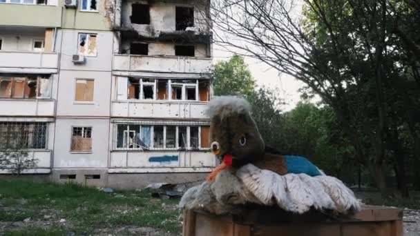 ハリコフ ハリコフ ウクライナ 2022 破壊された建物の汚い子供たちのおもちゃの背景民間人は ウクライナの人々に対するロシアの大量虐殺と壊れた家のロケット攻撃爆撃戦争を破壊しました — ストック動画