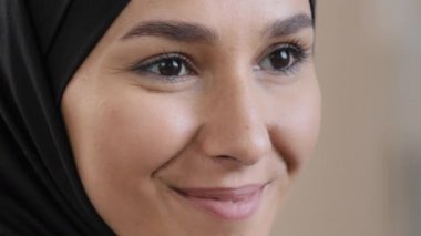 Extreme close up face of young happy woman in hijab muslim girl smiling with white healthy teeth positive services of dental clinic carefree positive islamic woman with natural makeup satisfied client