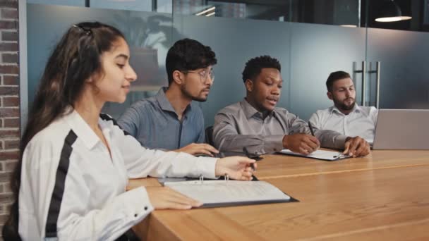 Focused International Employees Sitting Boardroom Listen Presentation Strategy Training Concentrated — Stock videók