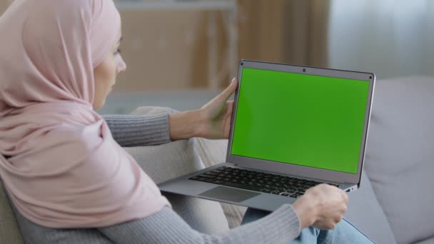 Serious Muslim Girl Hijab Woman Freelancer Developer Sitting Couch Home — 비디오