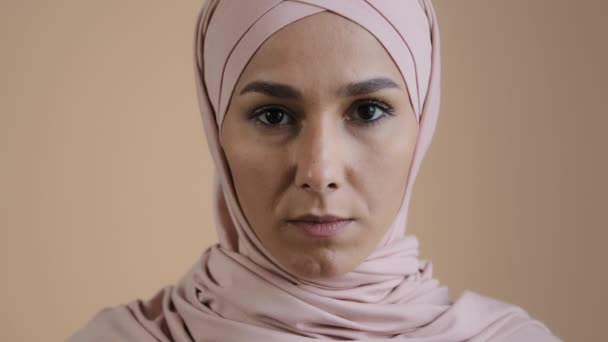 Ближе Лицо Молодая Девушка Хиджабе Традиционный Платок Серьезная Мусульманская Женщина — стоковое видео