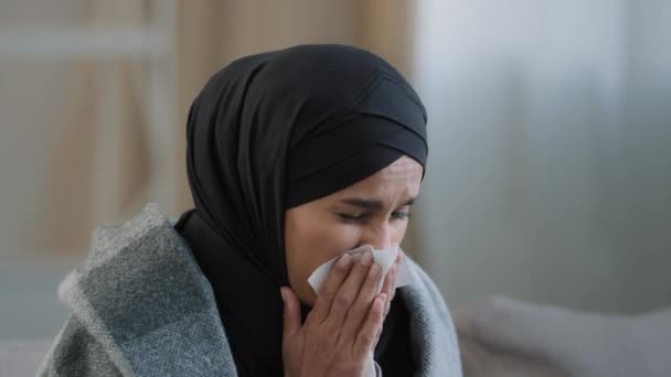 Крупным Планом Больная Девочка Хиджабе Чихает Вытирает Нос Бумажной Салфеткой — стоковое видео