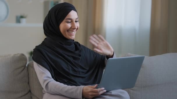 Счастливая Веселая Исламская Девушка Делает Видеозвонок Сидеть Гостиной Насладиться Приятным — стоковое видео