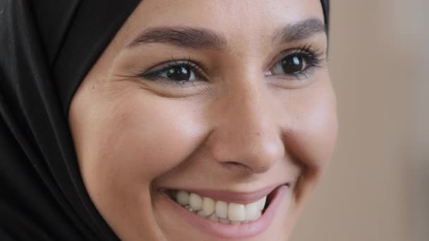 Закройте Счастливое Лицо Мусульманская Девушка Хиджабе Беззаботная Молодая Женщина Улыбается — стоковое видео