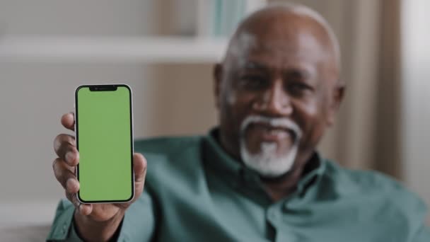 Satisfied Elderly Man Showing Green Screen Smartphone Happy Pensioner Advertise — Vídeos de Stock