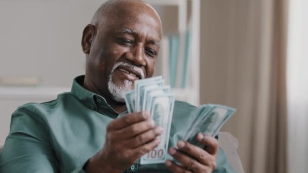 Happy African American Satisfied Winning Bet Elderly Retired Man Counting — Vídeo de stock