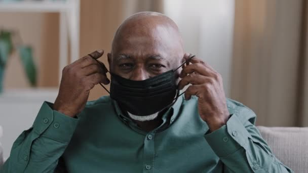 Portrait Smiling Mature Elderly Man Looking Camera African American Grandfather — Vídeos de Stock