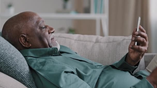 Close Relaxed Lying Couch Elderly African American Man Making Video — Vídeos de Stock