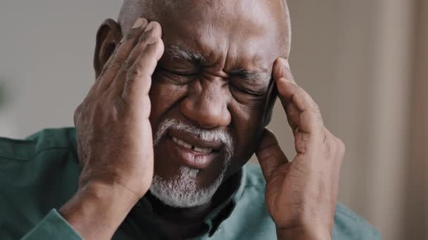 Крупним Планом Обличчя Сумний Літній Афроамериканський Чоловік Відчуває Головний Біль — стокове відео