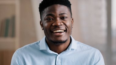 Afrikalı yakışıklı adam Amerikalı genç adam blogger hocası merhaba diyor kamera dalgası el sallıyor kayıt yaşam stili blog laneti çevrimiçi video sohbet iş görüşmesi webcam görüntüsü