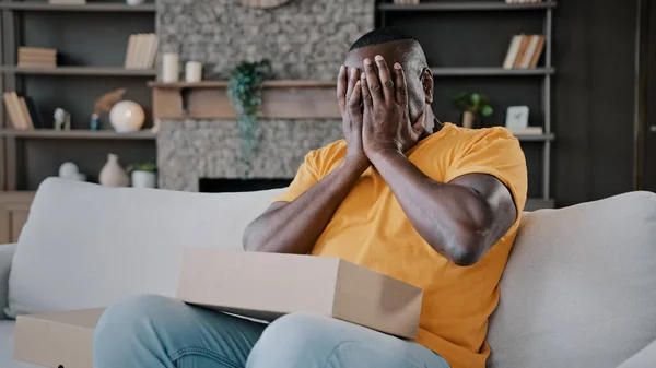 Surprised African Adult Man Unpack Parcel Box American Bachelor Homeowner — Stockfoto