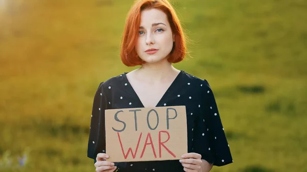 Nieszczęśliwy Biały Młody Ruda Kobieta Aktywista Trzymać Demonstrujący Sztandar Napis — Zdjęcie stockowe