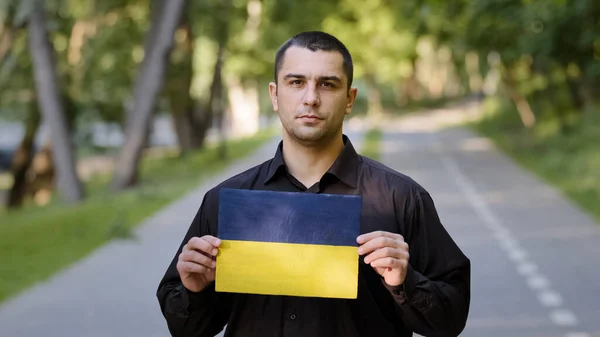 Poważny Człowiek Kaukaski Dorosły Patriota Aktywista Protestujący Nosić Czarny Koszula — Zdjęcie stockowe