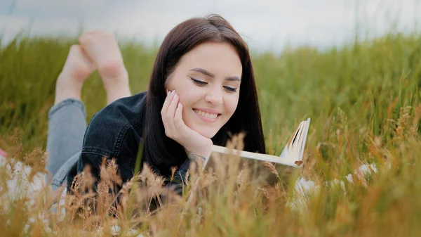 Młody Spokojny Kaukaski Brunet Kobieta Dziewczyna Leżące Trawie Zewnątrz Atrakcyjne — Zdjęcie stockowe