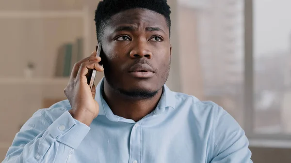 Afro Amerikan Adamı Profesyonel Erkek Analist Telefonuna Cevap Veriyor Şaşırmış — Stok fotoğraf
