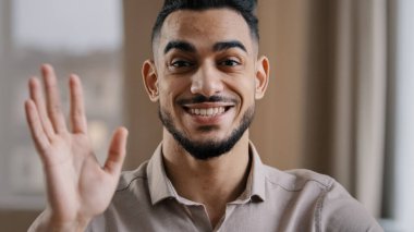 İspanyol yakışıklı iş adamı milenyum dalga el selamı kameraya bak Arap dostu adam kayıt yaşam tarzı blogu uzak mesafe eğitim kursu İnternet video uygulaması