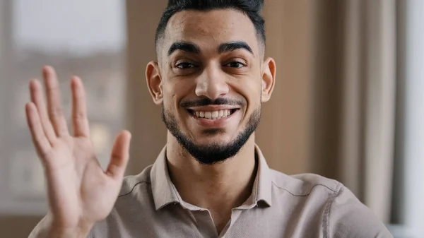 Spanyol Yakışıklı Adamı Milenyum Dalga Selamı Kameraya Bak Arap Dostu — Stok fotoğraf