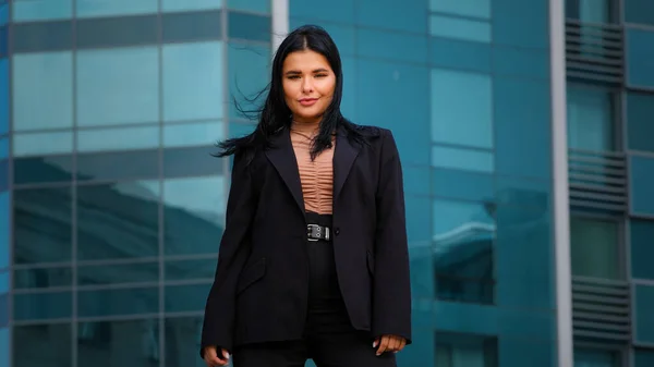 Ung Latinamerikansk Affärskvinna Anställd Företag Står Tryggt Utomhus Bakgrund Kontorsbyggnad — Stockfoto