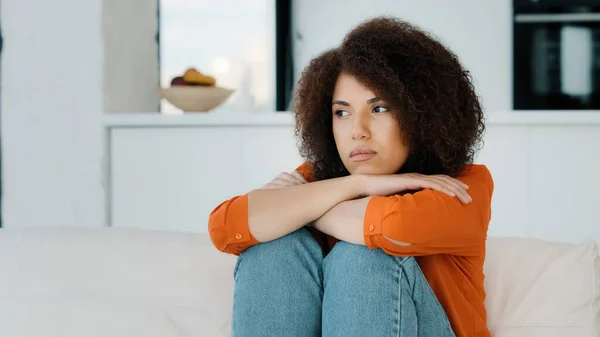 Eenzame Gestresste Afro Amerikaanse Vrouw Zit Met Droevig Probleem Thuis — Stockfoto