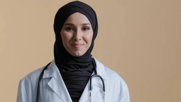 Ritratto Felice Sorridente Musulmana Araba Donna Medico Islamico Hijab Indossare — Foto Stock