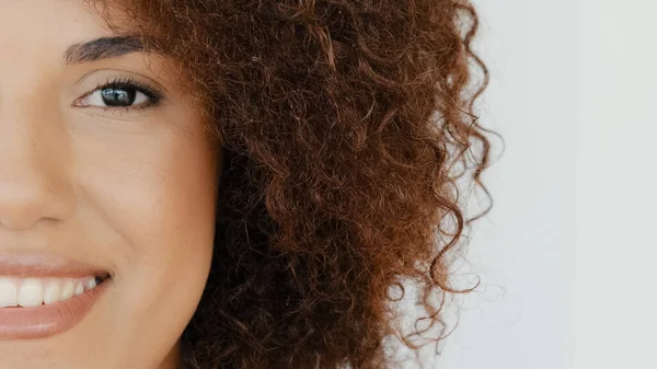 Primer Plano Joven Afroamericano Sonriente Dentadura Feliz Pelo Rizado Mujer — Foto de Stock