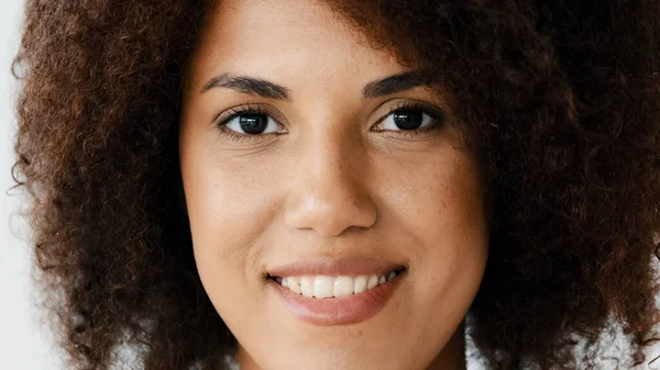 Front View Female Smiling Toothy Perfect Dark Skin Natural Make — ストック写真