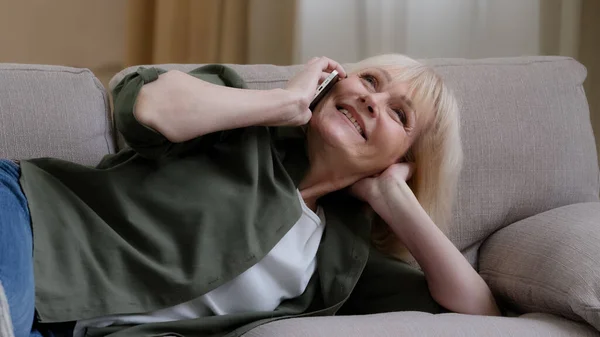 Stary Szczęśliwy Biały Babcia 60S Starszy Kobieta Rozmawia Czacie Telefon — Zdjęcie stockowe