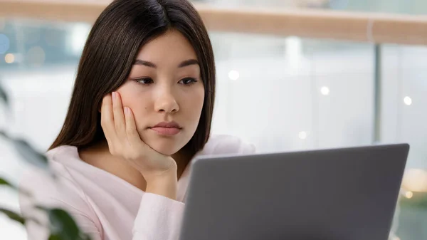 ポートレート韓国のビジネス女性疲れアジアの女の子学生とともにラップトップ感悲しいです約失敗試験オンライン退屈仕事仕事とともにコンピュータ動揺女性疲れ不満退屈な作業ルーチン — ストック写真