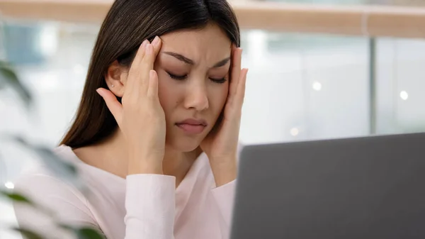 閉じるアップショットアジアの女性病気中国の女の子ストレスの多いビジネス女性感じ頭痛の痛み疲れ疲れ労働者女性学生とともにラップトップ苦しみ不快感頭張力ストレス — ストック写真