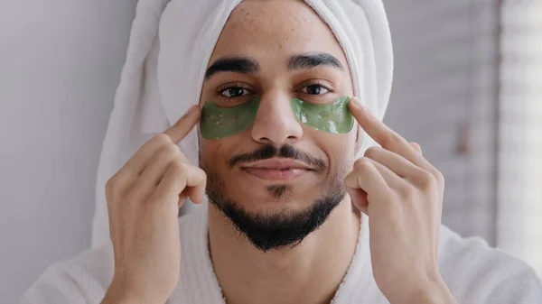 Портрет Изображением Лица Мужчины Улыбающегося Арабианцу Банном Полотенце Клей Головы — стоковое фото