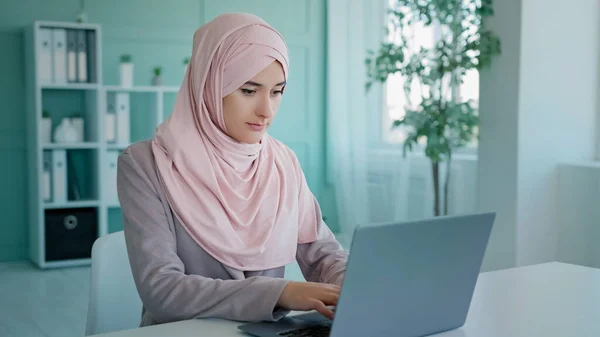 Sad Shocked Arabian Indian Muslim Islamic Looser Businesswoman Worker Mistake — Stockfoto