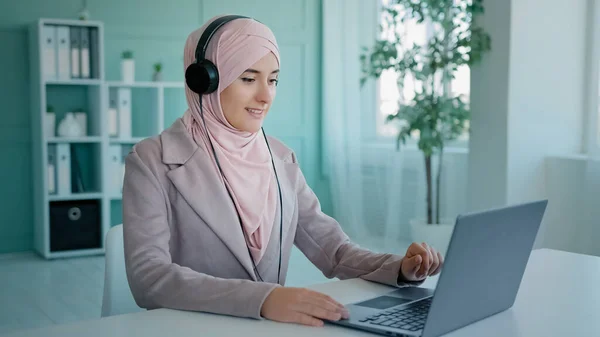 Ragazza Araba Hijab Rosa Donna Affari Islamica Aiuto Linea Manager — Foto Stock