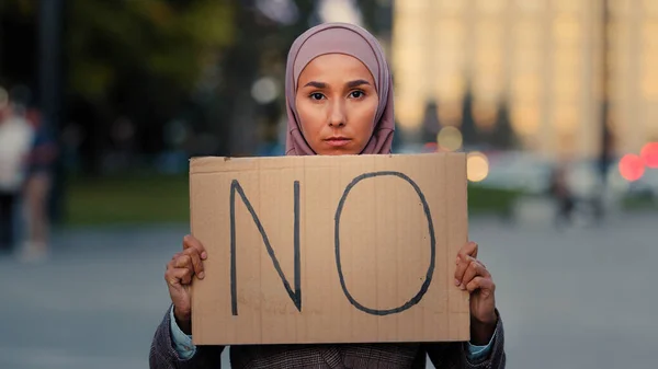 Stoppa Rasismen Konceptet Arabiska Invandrarmuslimska Kvinna Hijab Protesterar Mot Diskriminering — Stockfoto