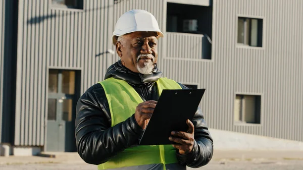Starszy African American Man Construction Manager Ocenia Budynek Stary Brygadzista — Zdjęcie stockowe