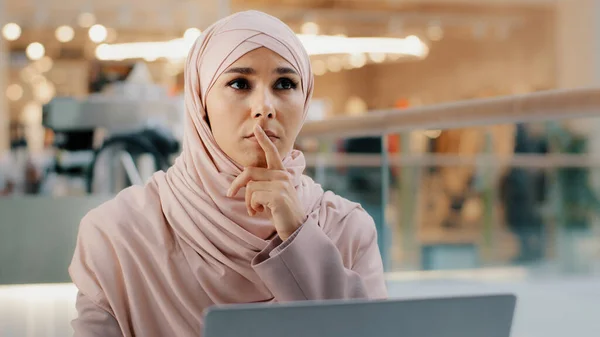 Tänksam Lyhörd Lyhörd Orolig Ung Arabiska Kvinna Författare Som Arbetar — Stockfoto
