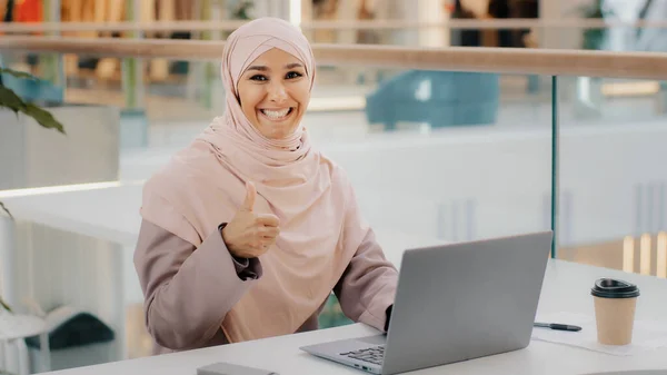 Glad Ung Arabiska Affärskvinna Sitter Vid Kontoret Skrivbord Skriva Bärbar — Stockfoto