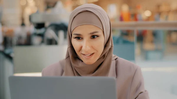 Ung Arabisk Sorgsen Kvinna Hijab Läser Meddelande Laptop Får Dåliga — Stockfoto