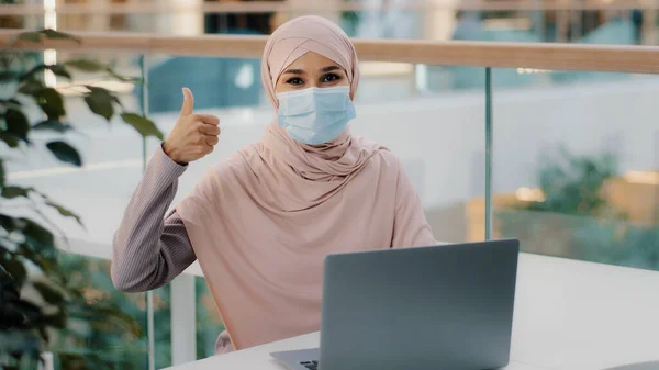 Jovem Empresária Árabe Feliz Sentado Mesa Escritório Digitando Laptop Trabalhando — Fotografia de Stock