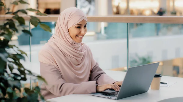 Glad Ung Arabiska Affärskvinna Sitter Vid Kontoret Skrivbord Skriva Bärbar — Stockfoto
