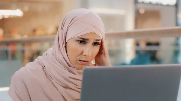 Ung Upprörd Arabiska Kvinna Som Får Post Läser Dåliga Nyheter — Stockfoto
