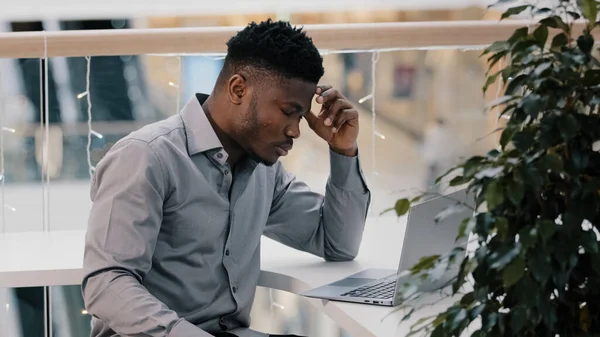Chockad Ung Affärsman Som Arbetar Bärbar Dator Känsla Frustrerad Stressad — Stockfoto