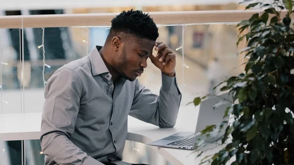 Geschokt Jonge Zakenman Werkt Aan Laptop Gevoel Gefrustreerd Gestrest Door — Stockfoto