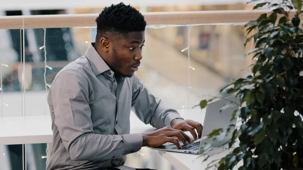 Zszokowany Młody Biznesmen Pracujący Laptopie Sfrustrowany Problemem Rozpacz Nieudane Wyniki — Zdjęcie stockowe
