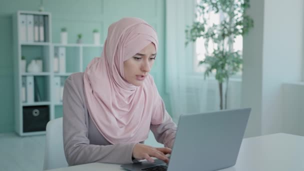 Sad Shocked Arabian Indian Muslim Islamic Looser Businesswoman Worker Mistake — Video Stock