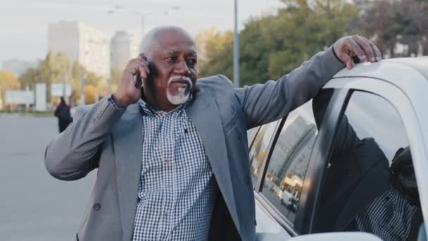 Old African American Man Stands Automobile Communicates Telephone Street Parking — Stock Video