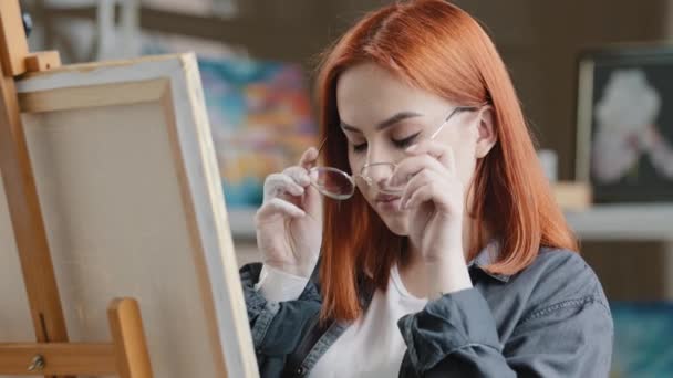 Caucasian Woman Artist Girl Painter Red Hair Put Eyeglasses Wearing — Stockvideo