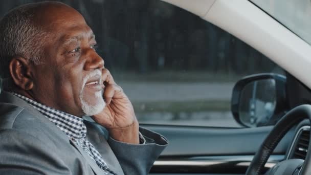 Mature Elderly African American Businessman Sitting Car Answering Business Mobile — Vídeo de Stock