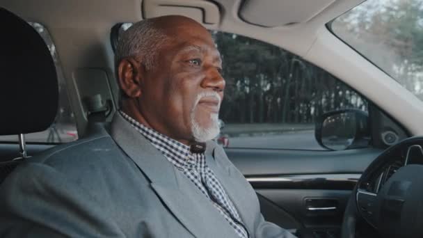 Elderly African American Businessman Driving Automobile Roadway Experienced Confident Driver — Vídeo de Stock