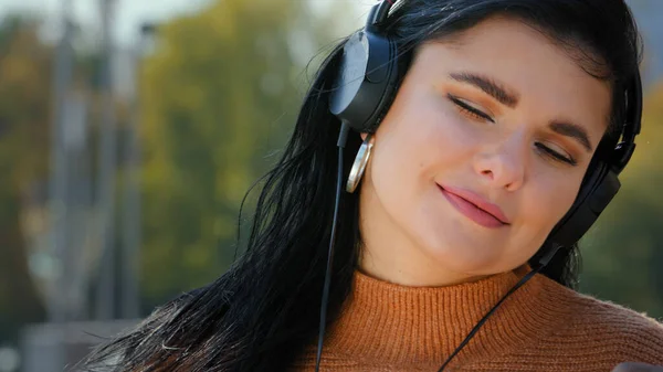 Portrait Jeune Femme Heureuse Debout Extérieur Dans Les Écouteurs Écouter — Photo